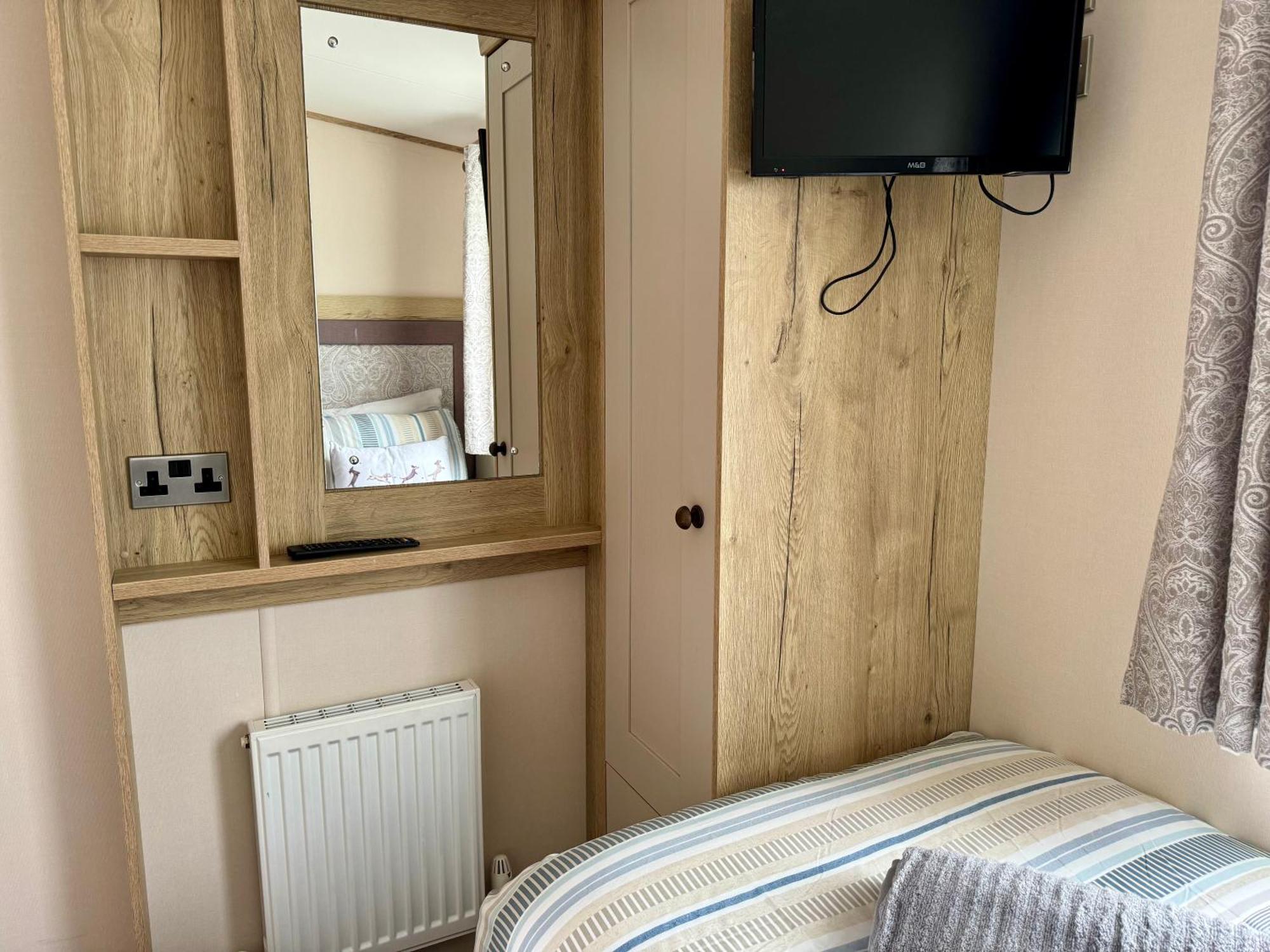 Paws Lodge, Hot Tub, Pet Friendly South Cerney Exterior photo