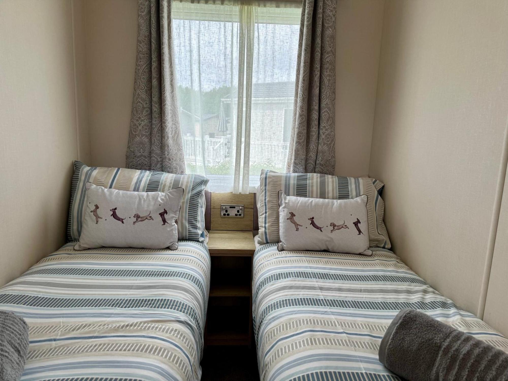 Paws Lodge, Hot Tub, Pet Friendly South Cerney Exterior photo